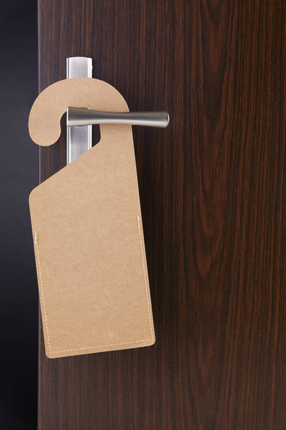 blank door sign hanging at door handle - Foto, imagen