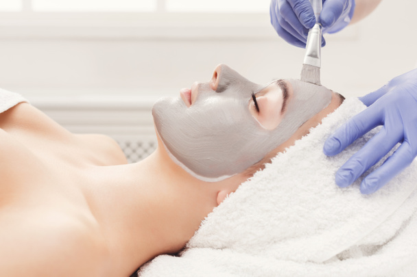 Γυναίκα παίρνει μάσκα προσώπου από beautician στο spa - Φωτογραφία, εικόνα