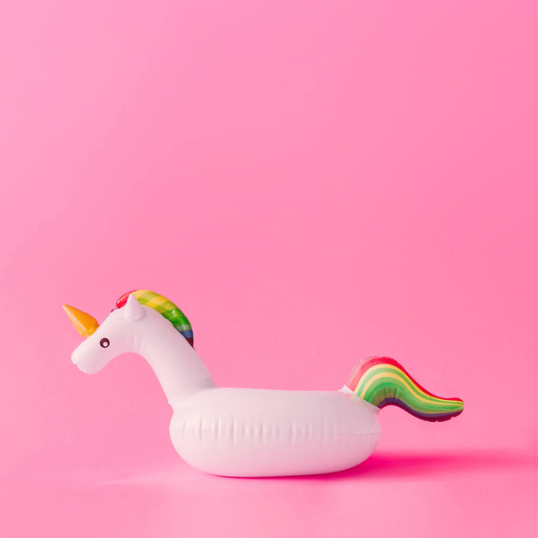 Giocattolo gonfiabile della piscina dell'unicorno su sfondo rosa pastello, concetto di estate minima
  - Foto, immagini
