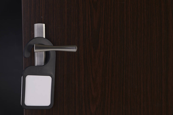blank door sign hanging at door handle - Foto, afbeelding