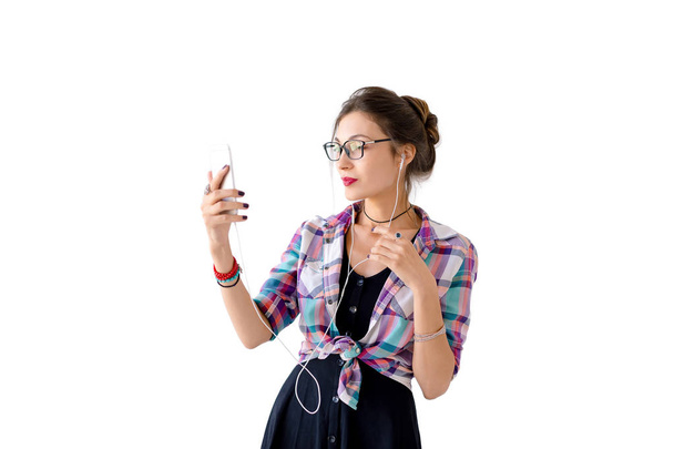 Dziewczyna gry ze słuchawkami i podejmowania selfie - Zdjęcie, obraz