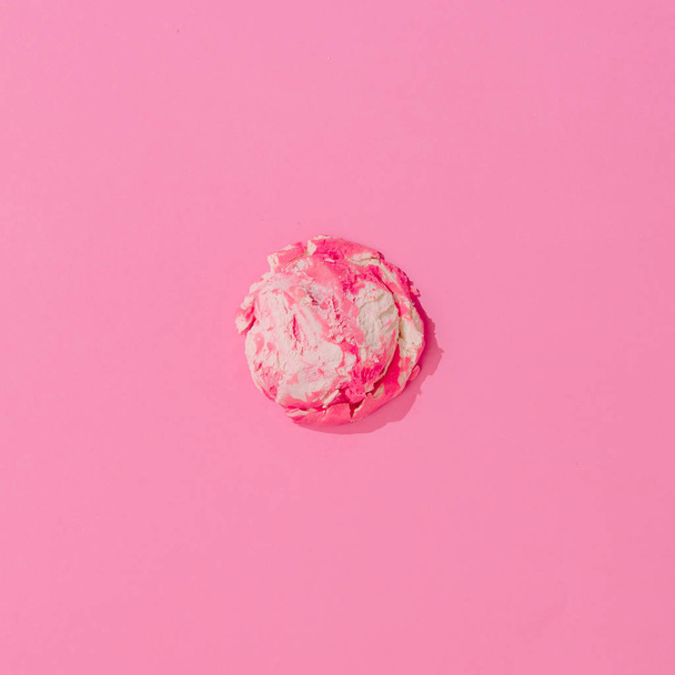 süßes Erdbeereis auf pastellrosa Hintergrund, Konzept des sommerlichen Minimalismus  - Foto, Bild