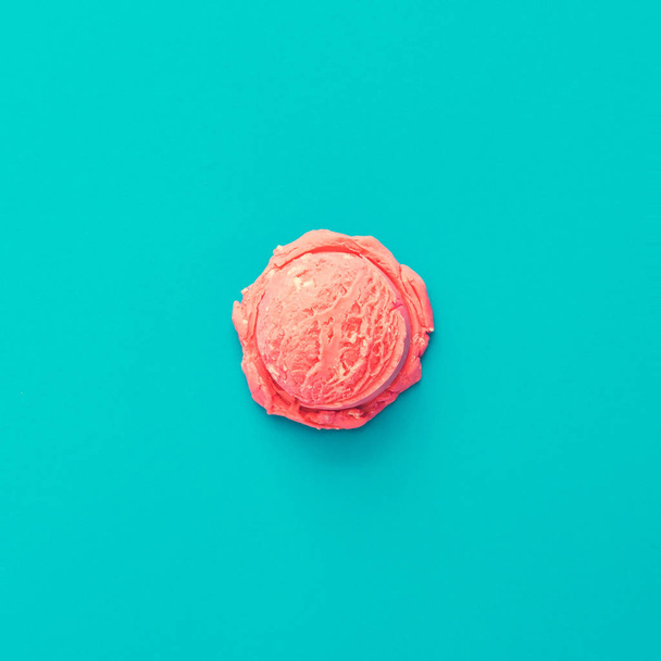 パステル ブルーの背景、夏ミニマリズムのコンセプトにピンクのストロベリー アイス クリーム  - 写真・画像