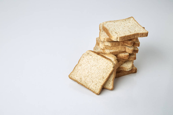plátky celozrnného chleba izolovaných na bílém pozadí - Fotografie, Obrázek