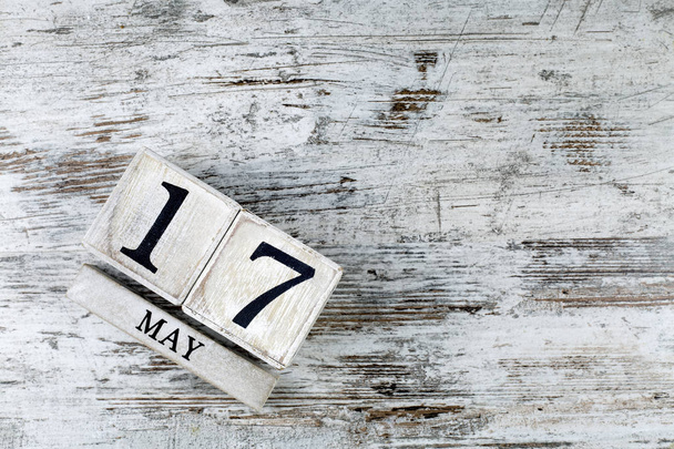 деревянный календарь с датой 17 мая - Фото, изображение