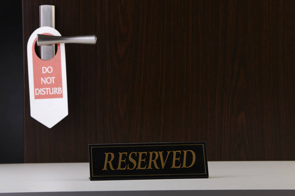 reserved sign at the hotel reception counter - 写真・画像