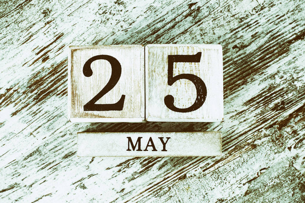 деревянный календарь с датой 25 мая - Фото, изображение