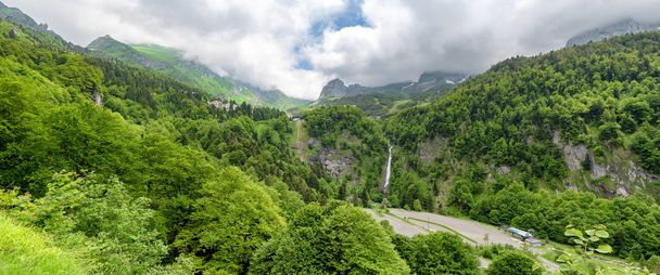 un panorama del pueblo de Gourette en los Pirineos franceses
 - Foto, Imagen
