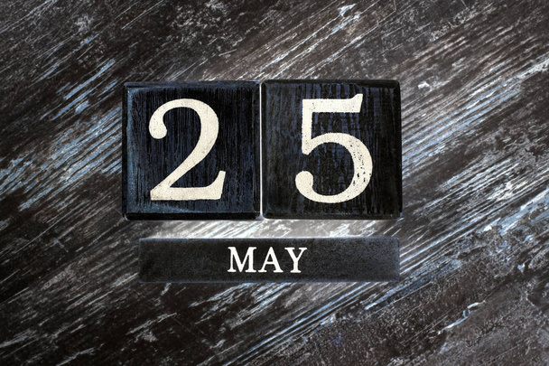 calendario de madera con fecha mayo, 25 - Foto, imagen
