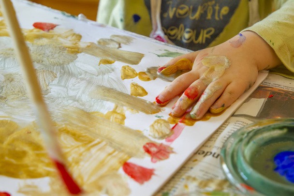 Hand eines kleinen Mädchens und malt mit Pinsel - Foto, Bild