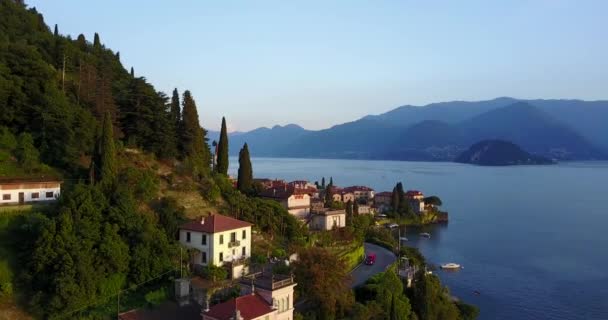 イタリアのコモをレースします。コモ湖と山の景色を望む町のイタリアでの飛行 - 映像、動画