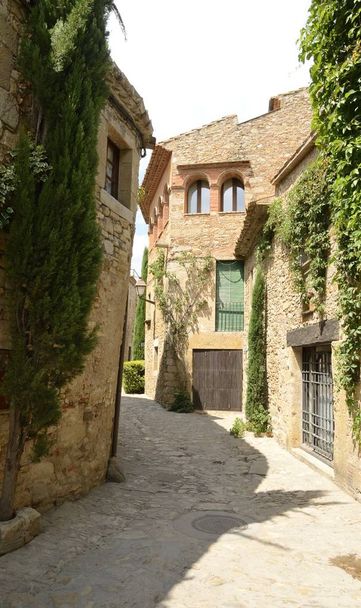 Ortaçağ Köyü Peratallada, Girona, Katalonya, İspanya Emporda ortasında bulunan taş sokakta. - Fotoğraf, Görsel
