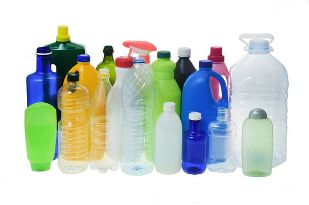 conjunto de botellas de plástico en fondo blanco
 - Foto, Imagen
