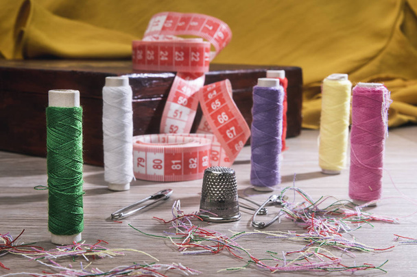 Caixa de costura com fios, dedal e tesoura
 - Foto, Imagem