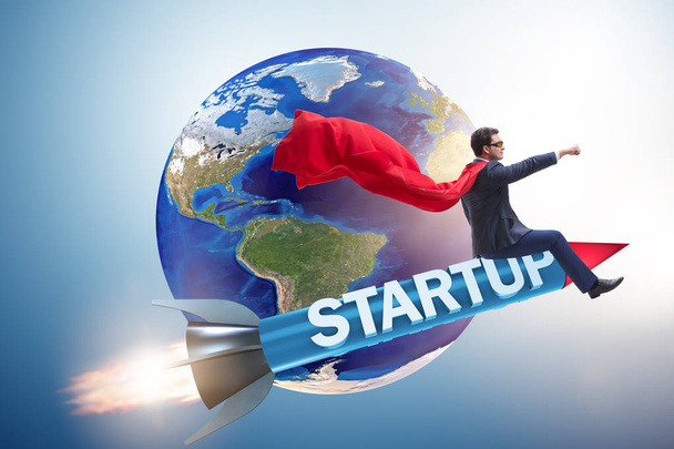 Υπερήρωας επιχειρηματίας σε start-up έννοια που φέρουν πύραυλο - Φωτογραφία, εικόνα