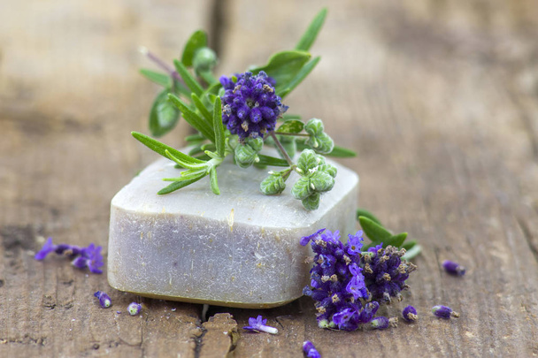 lint van natuurlijke zeep en lavendelbloemen - Foto, afbeelding