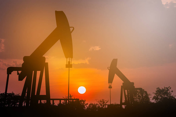 Maszyny przemysłowe oleju rig energii ropy naftowej o zachodzie słońca  - Zdjęcie, obraz
