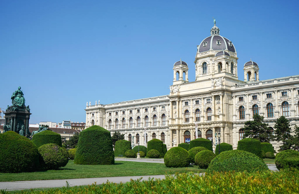 Bela arquitetura do famoso Museu Naturhistorisches ou Museu de História Natural com belo jardim e escultura em Viena, Áustria
. - Foto, Imagem