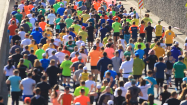 Ciudad maratón de personas corredores en borrosa
 - Imágenes, Vídeo