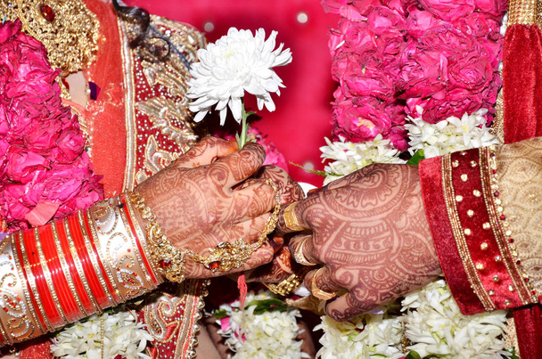 Жених дарит цветы невесте
 - Фото, изображение