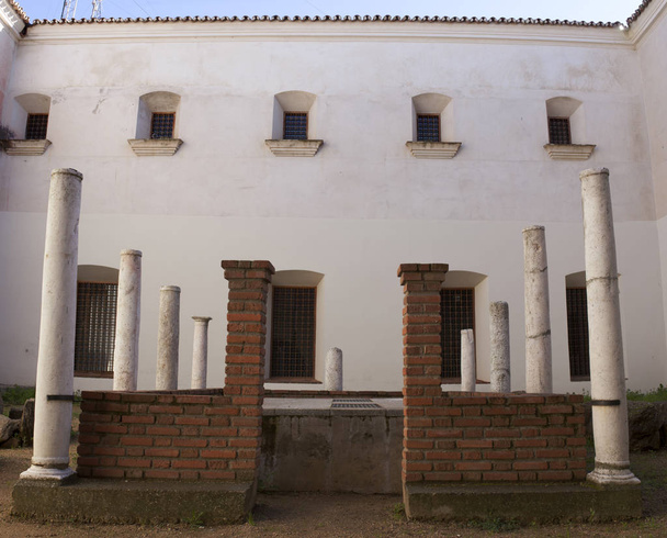 Ruines de péristylium romain au couvent de San Antonio, Almendralejo, Badajoz, Espagne
 - Photo, image