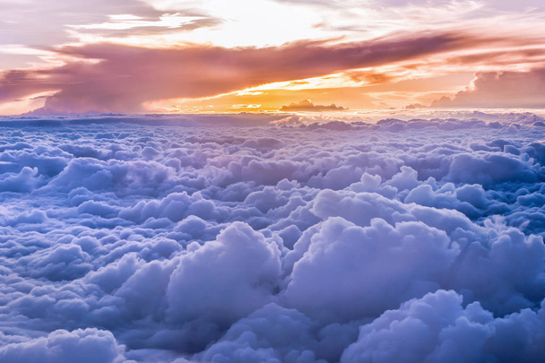 Vue panoramique du ciel avec différents nuages
 - Photo, image
