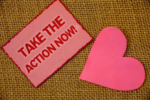 Escrevendo nota mostrando Take The Action Now Motivational Call. Foto de negócios showcasing Act Iniciar imediatamente Imediatamente Lavanda página rosa com conteúdo de borda vermelha rosa papel coração adorável
 - Foto, Imagem