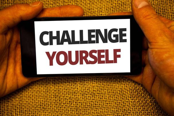 Κείμενο πινακίδα που δείχνει τον εαυτό σας πρόκληση. Εννοιολογική φωτογραφία ξεπεράσει εμπιστοσύνη ισχυρή παρότρυνση βελτίωσης τολμούν Γιούτα σάκο υπόβαθρο χέρι που κρατά το iphone με πολύχρωμα Αλφαβητικός συλλαβή - Φωτογραφία, εικόνα