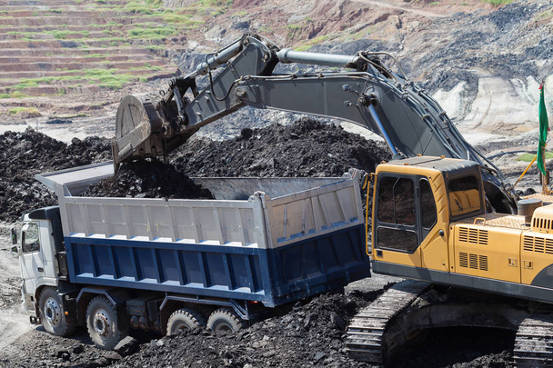 Vista de retroexcavadoras trabajando en mina de carbón
 - Foto, Imagen