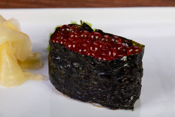 Japanischer kalter Sushi Gunkan Roter Kaviar - Foto, Bild