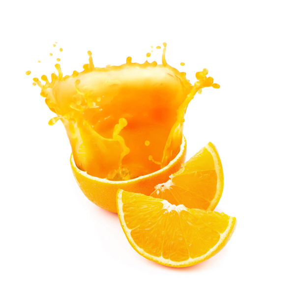 Zumo de naranja salpicado y rodajas de naranja aisladas sobre fondo blanco
 - Foto, imagen