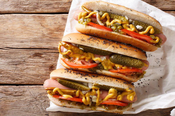 Hot dog tradizionale stile Chicago con senape, verdure e salsa primo piano sul tavolo. Top vie orizzontale
 - Foto, immagini