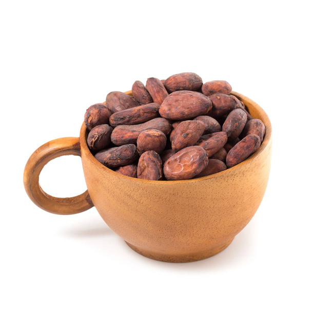 сырые бобы какао в деревянной чашке на белом фоне
 - Фото, изображение