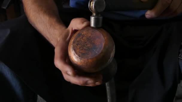 un maître forgeron produit la cruche à partir de cuivre. maîtres d'Asie centrale et d'Ouzbékistan. du cuivre à frapper à la main. l'art ancien de la vaisselle
 - Séquence, vidéo