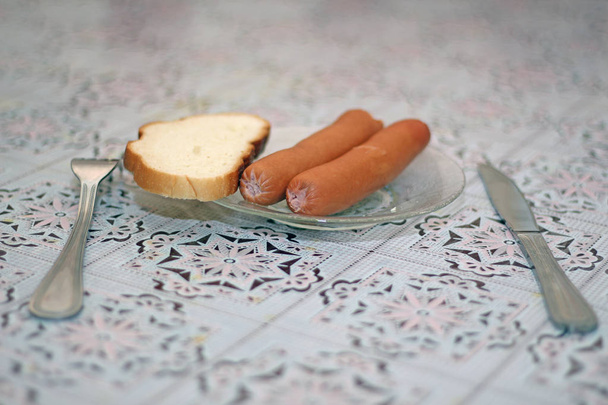 due salsicce e un pezzo di pane per colazione
 - Foto, immagini