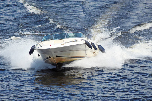 белый моторная лодка быстро летит по волнам
 - Фото, изображение