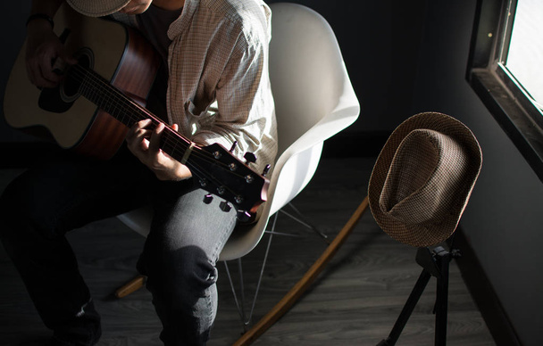 Muzikant die gitaar speelt - Foto, afbeelding