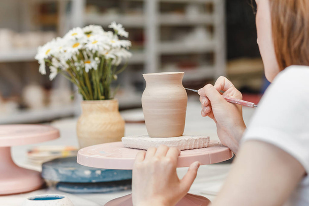 Workshop di ceramica argilla, donna decorazione pentola stoviglie
 - Foto, immagini