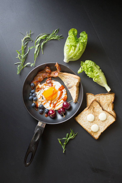 Perinteinen englantilainen aamiainen paistetulla munalla, pekonilla ja leivällä
 - Valokuva, kuva