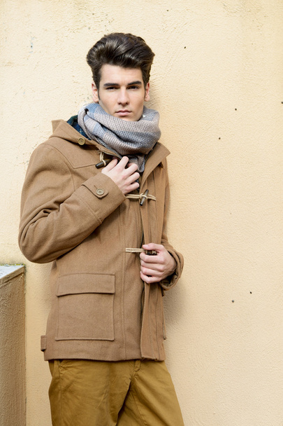 Atraente jovem bonito homem, modelo de moda em backgro urbano
 - Foto, Imagem
