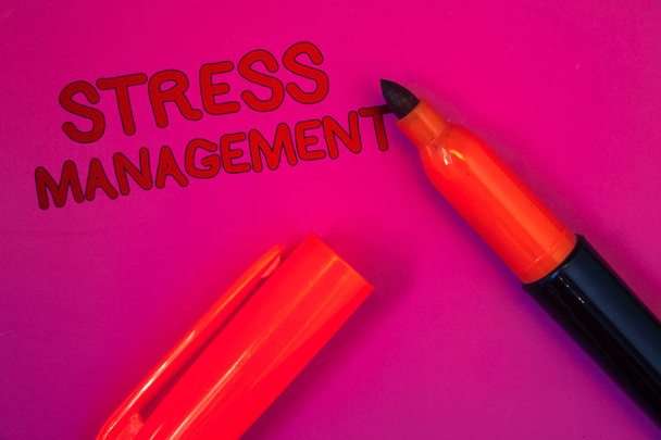 Концептуальный почерк, показывающий управление стрессом. Медитация Терапия Релаксация Позитивность Здравоохранение Пурпурный цвет платформы темно-красный цвет новости углу красный маркер
 - Фото, изображение