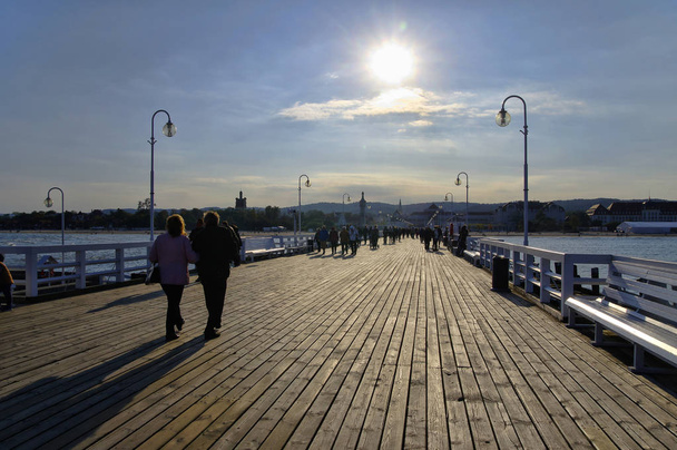 ソポト: 2017 年 9 月 30 日: 2017 年 9 月 30 日ポーランド、ソポトの木製の桟橋を歩いて観光客. - 写真・画像