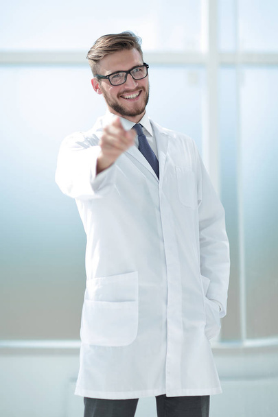 confident doctor therapist pointing at you - Fotoğraf, Görsel
