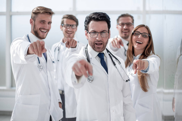 doctor and the hospital staff are pointing at you. - 写真・画像