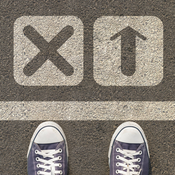 İki simgesi olan bir yolda duran Ayakkabı - Fotoğraf, Görsel