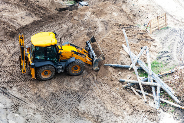 Reparação do oleoduto de aquecimento, escavação bulldozer o chão
 - Foto, Imagem