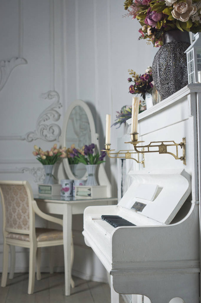 Luksusowe wnętrza w stylu vintage z stary pian - Zdjęcie, obraz