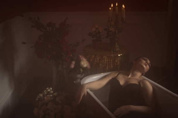 Όμορφη σέξι γυναίκα σε ένα κόκκινο μπάνιο. Περιποίηση σώματος Spa - Φωτογραφία, εικόνα