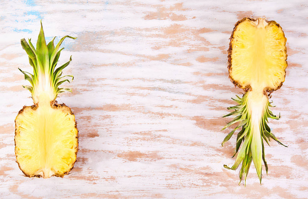 Rijpe verse ananas close-up. Voedingsmiddelen en nieuwe voedselingrediënten - Foto, afbeelding
