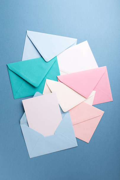 Envelopes coloridos na mesa cinza
. - Foto, Imagem